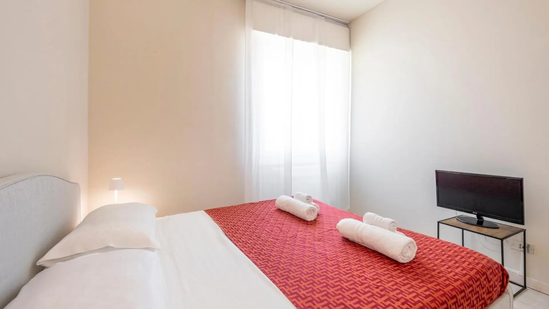 Bright And Modern Double Bedroom Bocconi ミラノ イタリア