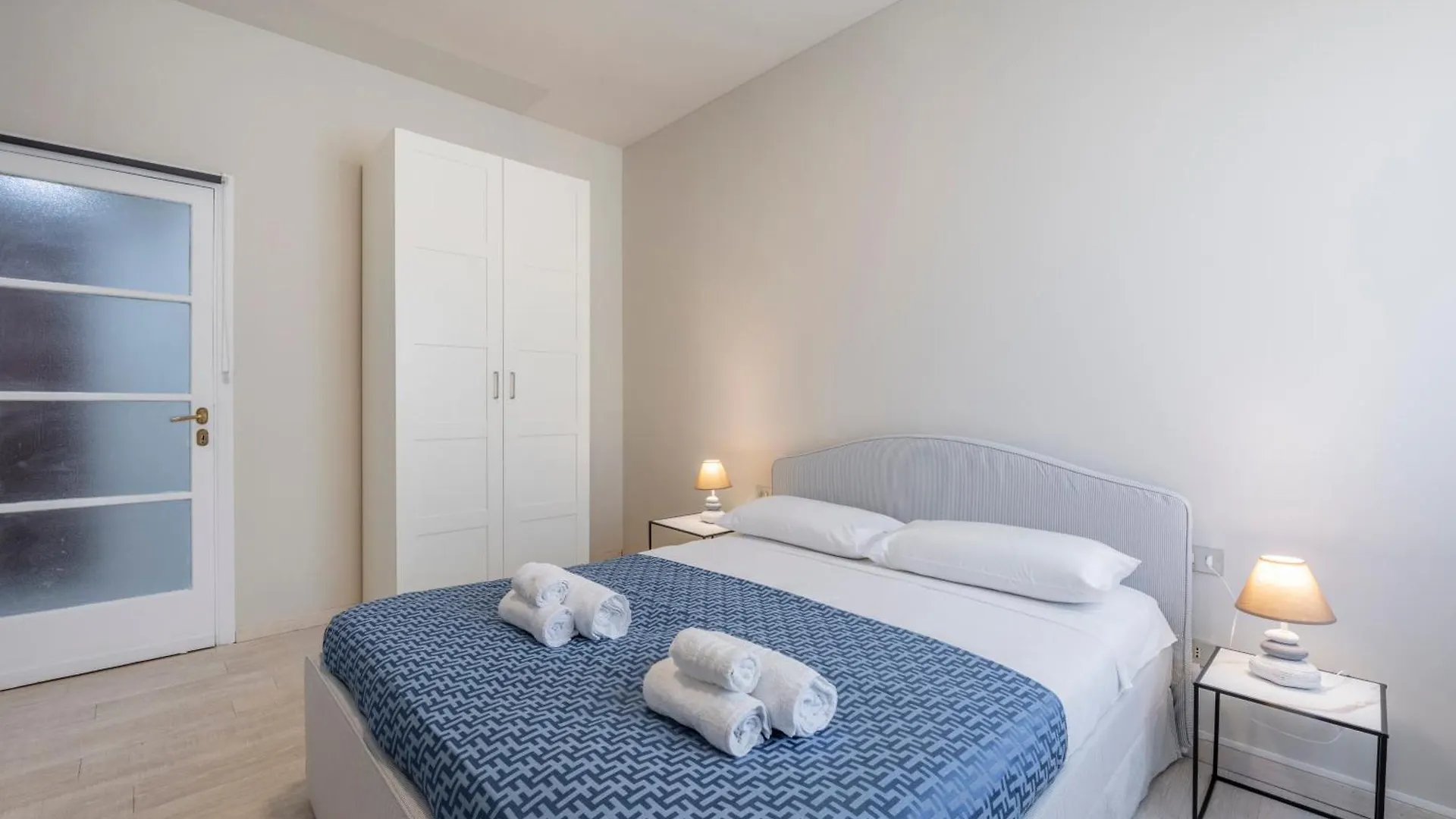 Bright And Modern Double Bedroom Bocconi ミラノ 0*,  イタリア