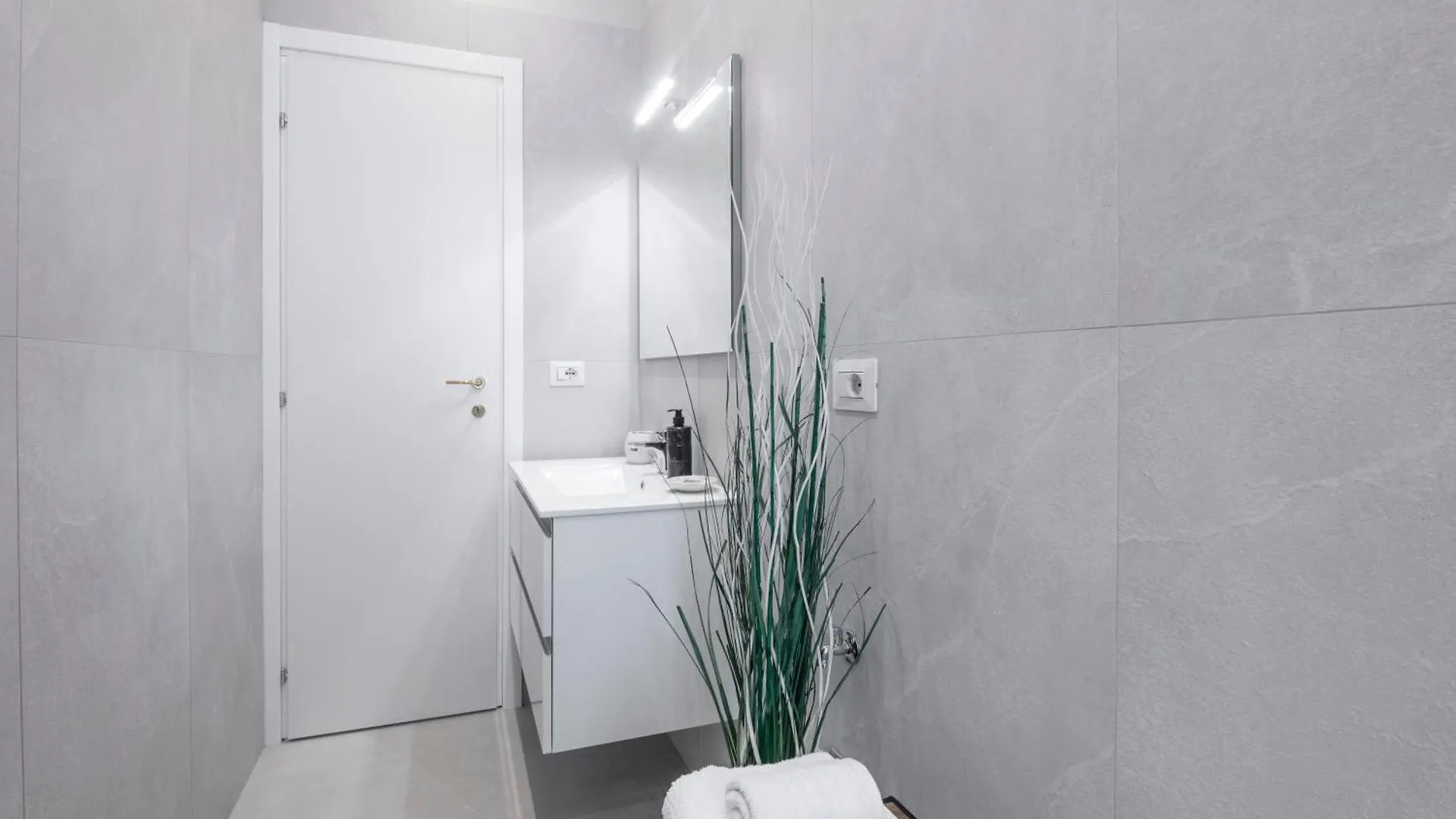 Bright And Modern Double Bedroom Bocconi ミラノ アパート