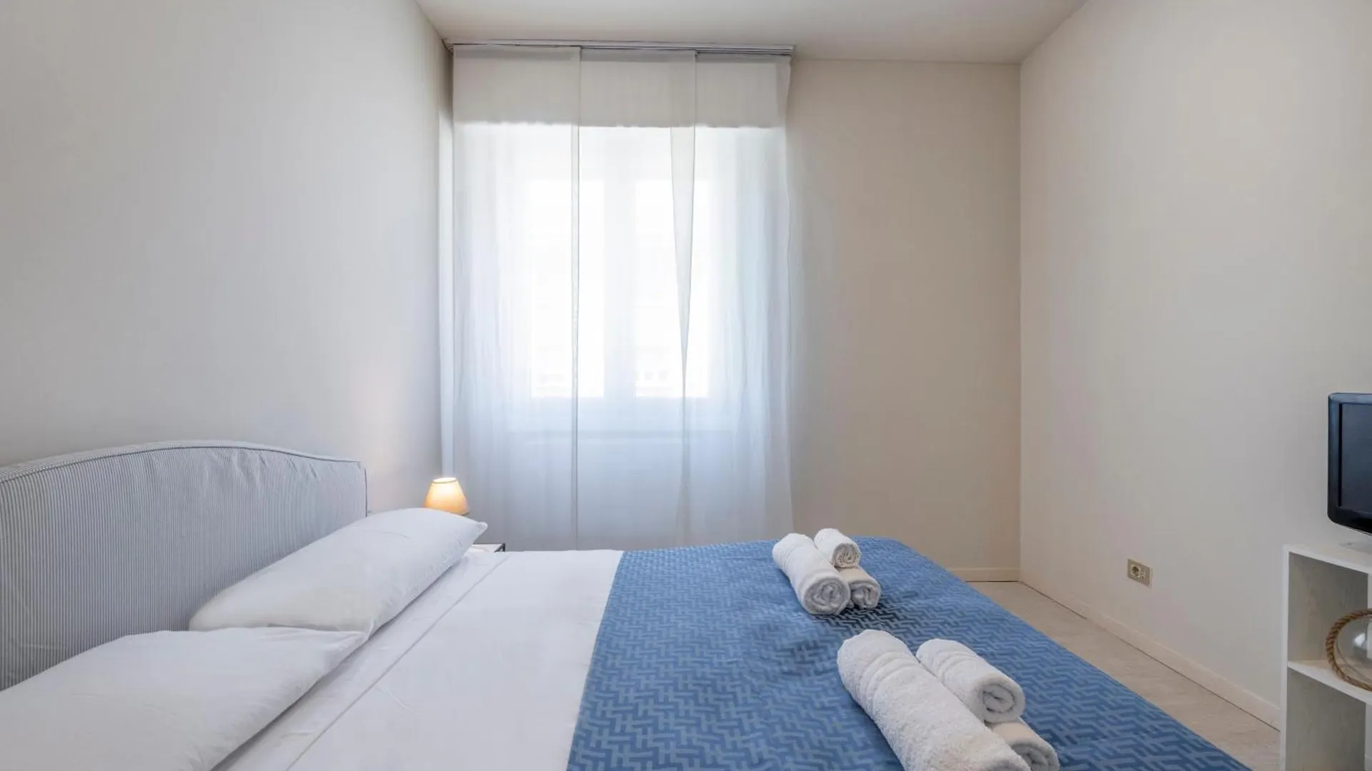 Bright And Modern Double Bedroom Bocconi ミラノ