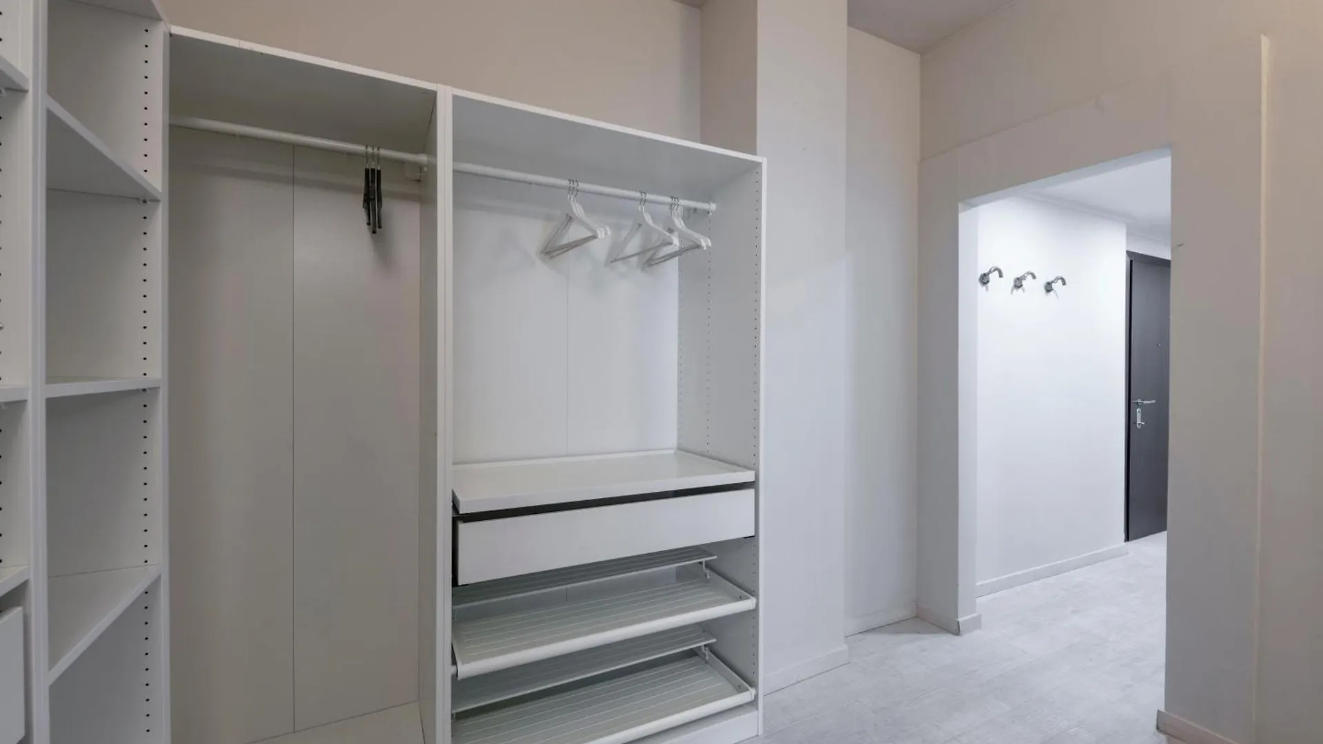 Bright And Modern Double Bedroom Bocconi ミラノ