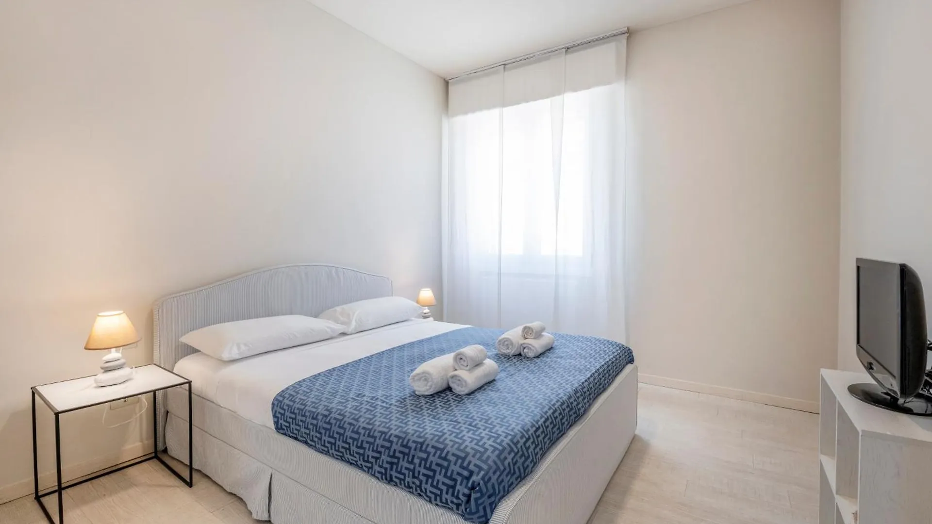 Bright And Modern Double Bedroom Bocconi ミラノ