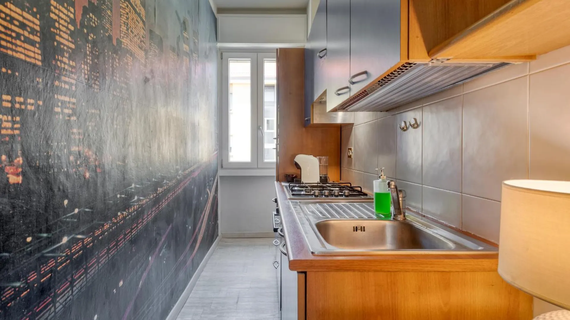 Bright And Modern Double Bedroom Bocconi ミラノ