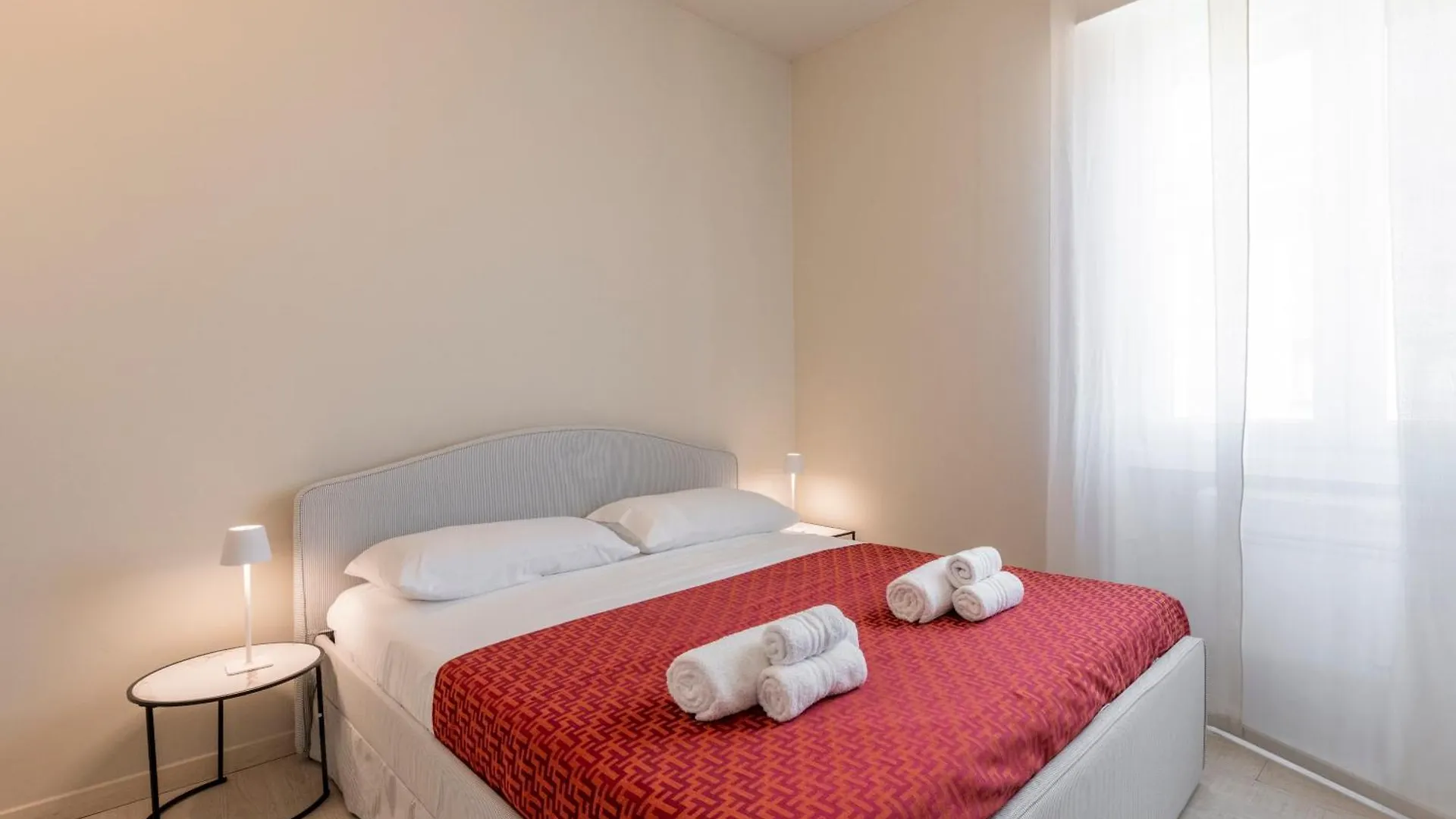 Bright And Modern Double Bedroom Bocconi ミラノ 0*,