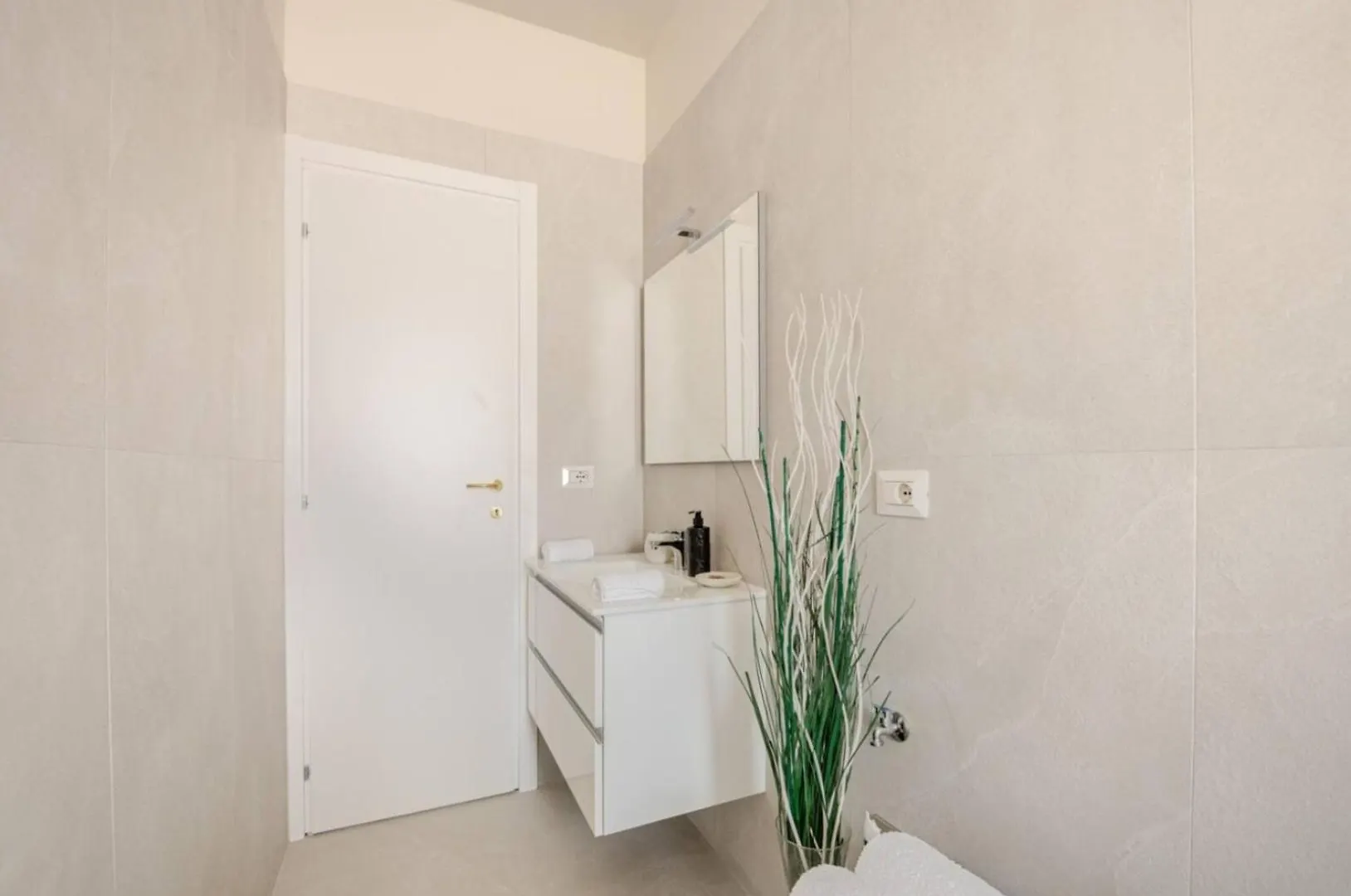 Bright And Modern Double Bedroom Bocconi ミラノ アパート