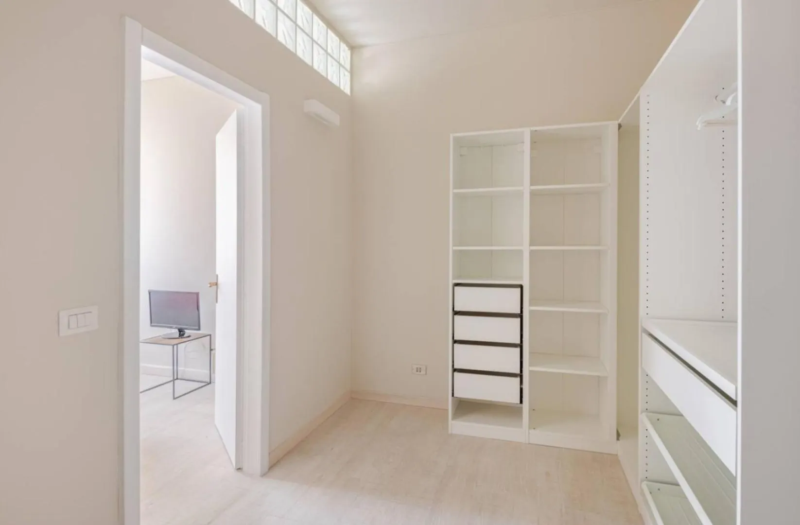 Bright And Modern Double Bedroom Bocconi ミラノ 0*,  イタリア
