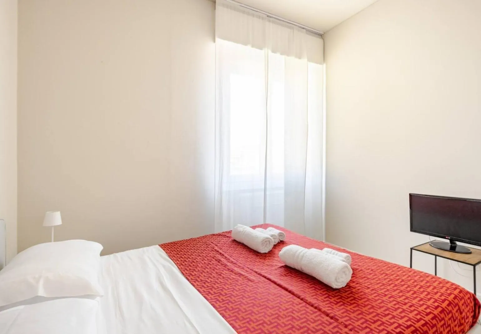 Bright And Modern Double Bedroom Bocconi ミラノ アパート