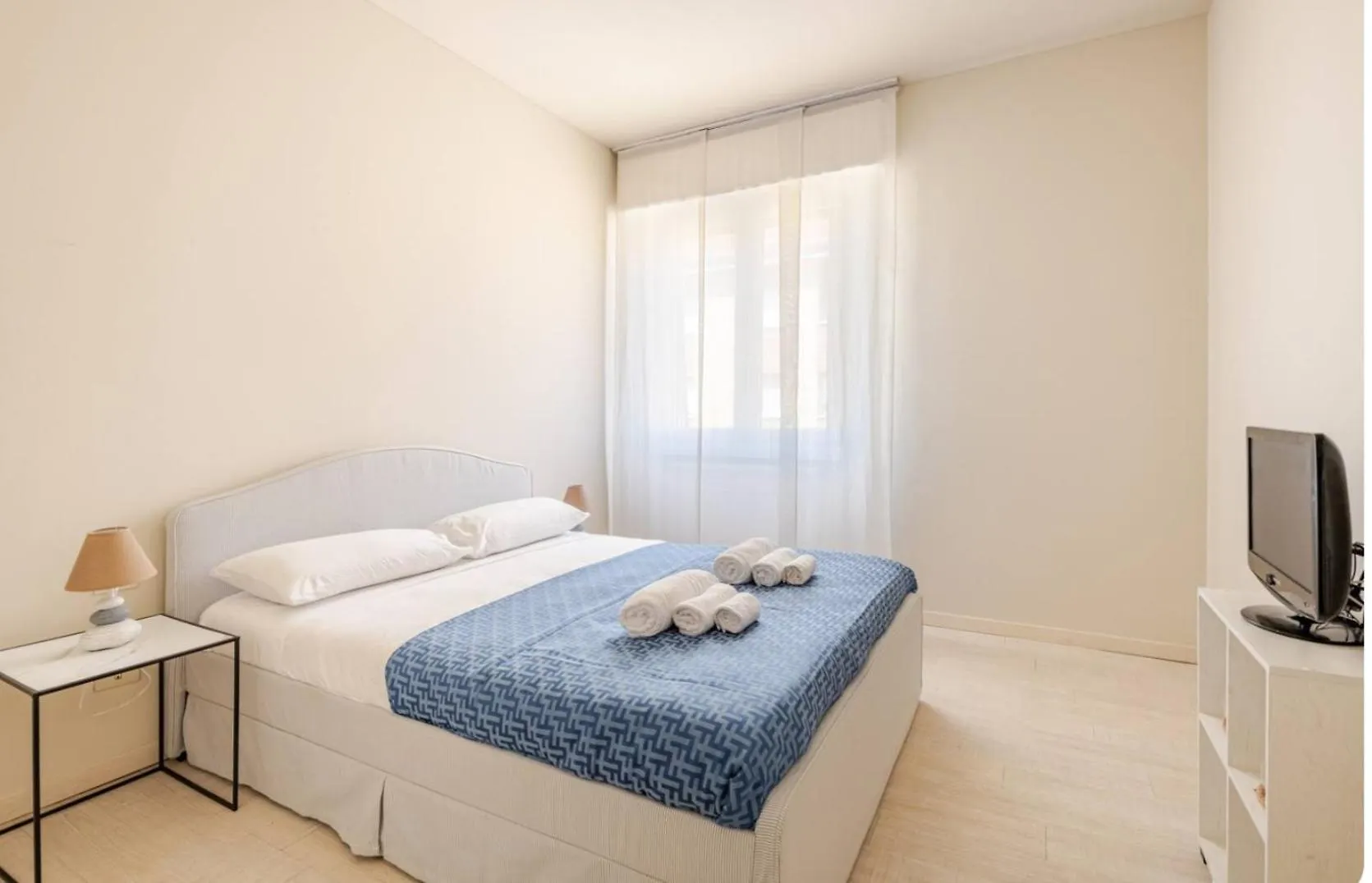 Bright And Modern Double Bedroom Bocconi ミラノ イタリア