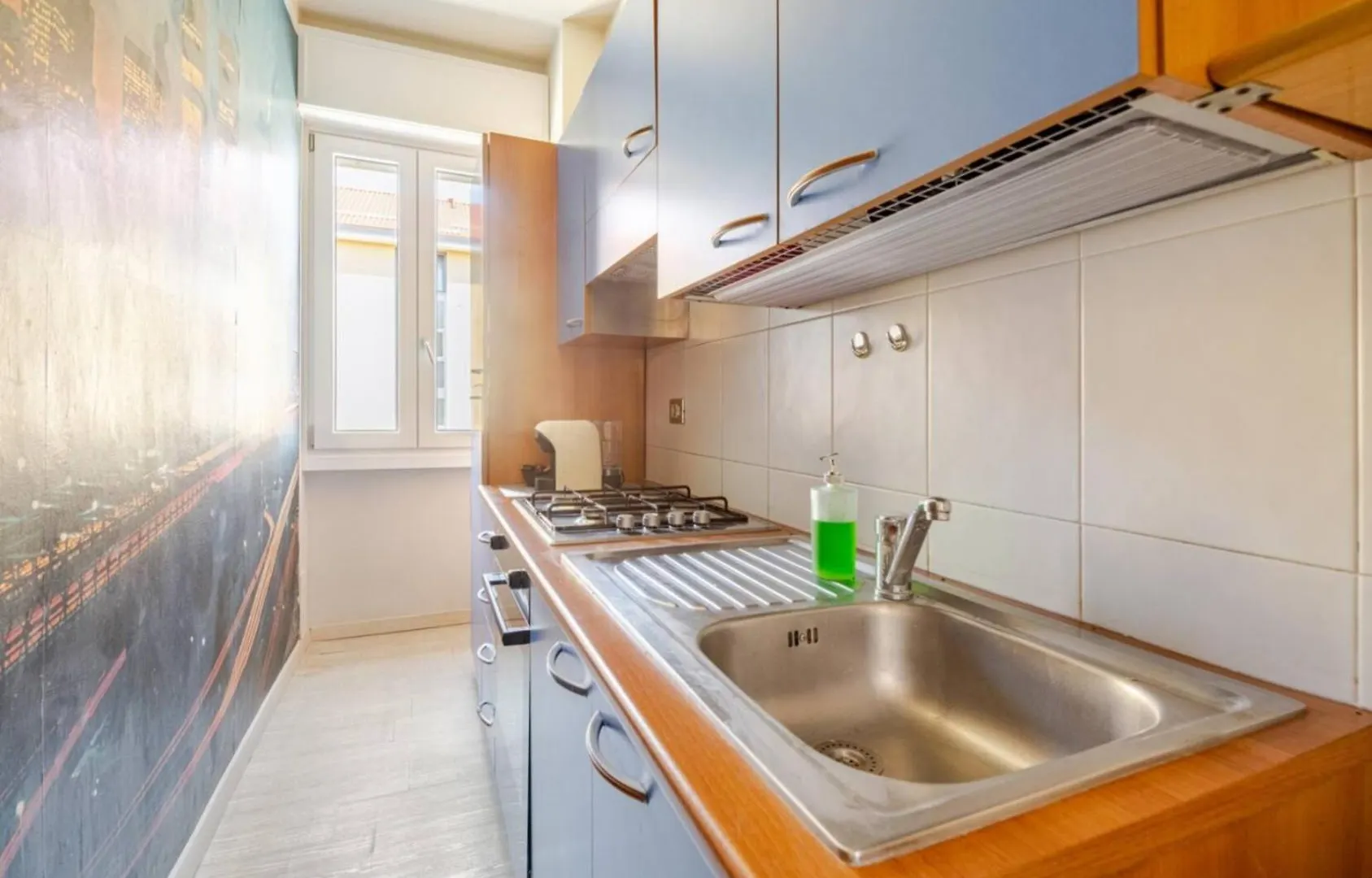 Bright And Modern Double Bedroom Bocconi ミラノ
