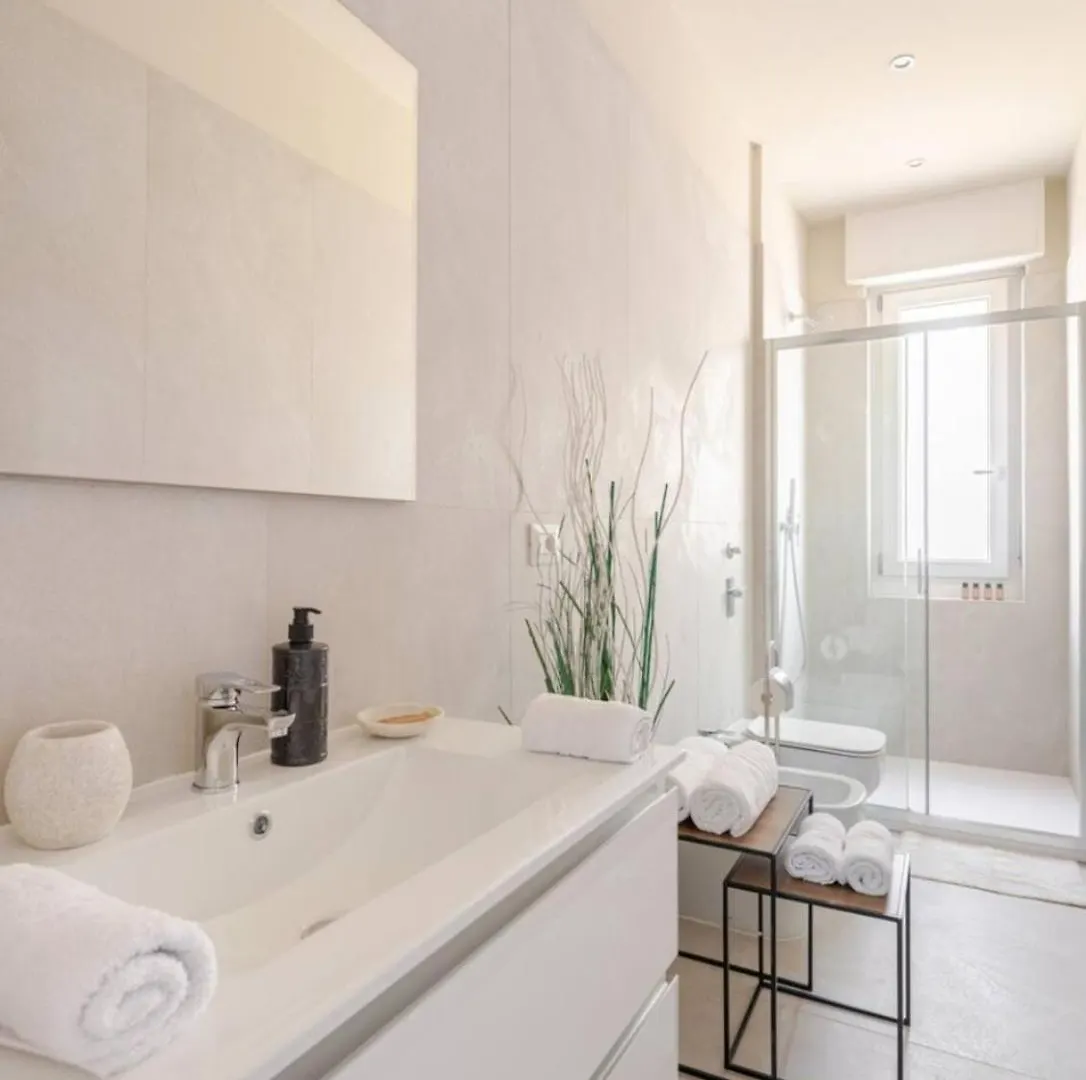 Bright And Modern Double Bedroom Bocconi Milão